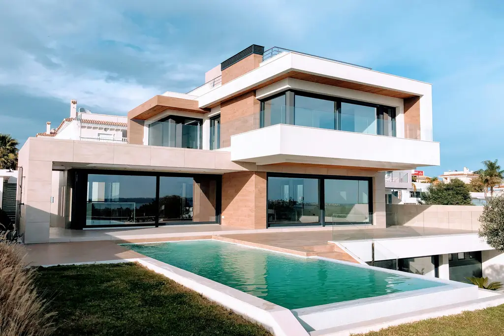 Witte villa met grote ramen en een zwembad