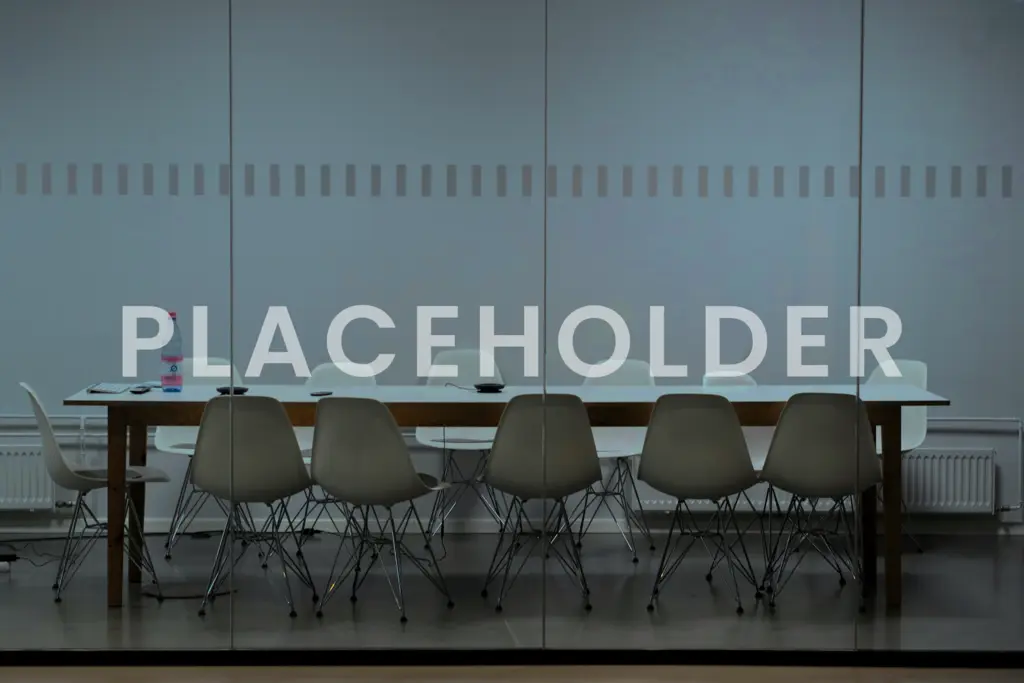 Vergaderruimte achter een glazen wand met een gestippelde band