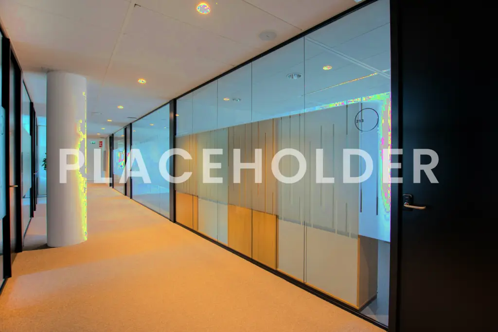 Kantoorgang met glazen wanden en mat glas