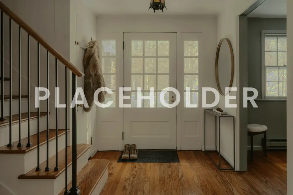 Hal met voordeur en glazen zijpanelen
