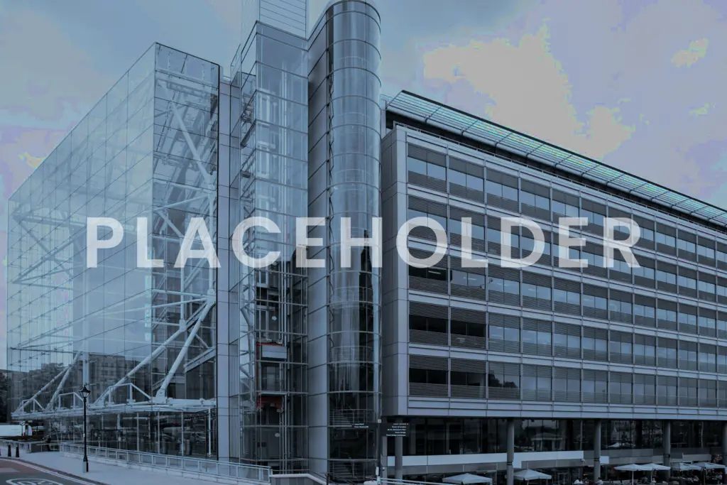 Kantoorgebouw met een volledig glazen gevel